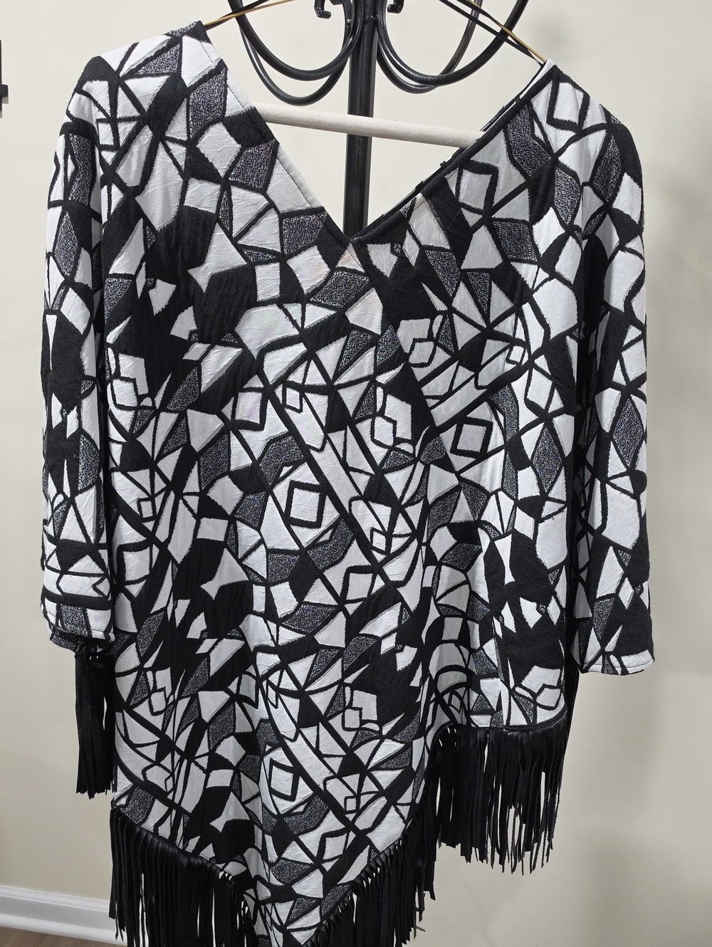 Fringed Geometric V-Neck Women’s Shawl - Black & White